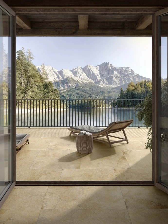 Terrasse mit Feinsteinzeug-Terrassenplatten und Blick auf Bergsee